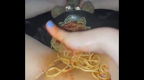 SLUTTY GIRL ADDICTED TO MASTURBATION WITH FOOD -KINKY PORN-AMATEUR ARABIAN SNOWWHITE-LOS ANGELES-USA