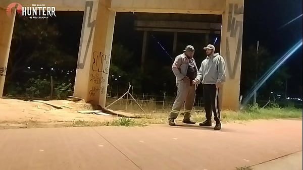 Motoqueiro vê Trabalhador mijando volta e oferece uma mamada