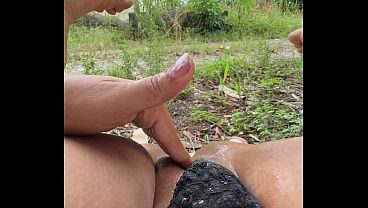 me encanta la adrenalina de sentir que te estan observando mientras te masturbas hasta correrte a chorros