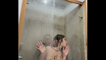 Baño caliente con mi hermanastra
