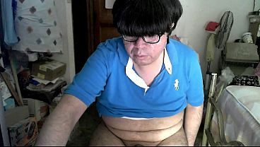 Otaku gordo y apestoso se masturba frente a webcam
