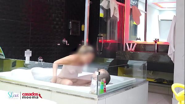 PUTARIA CORRE SOLTA NA BANHEIRA COM A ESPOSA DO CORNO