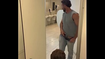 DANDO PRO PAUZUDO GOSTOSO NO BANHEIRO