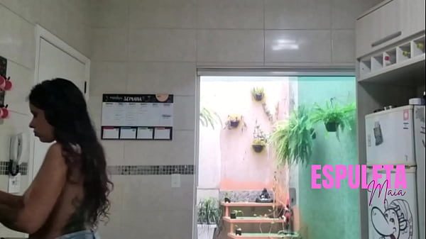 Morena gostosa Cozinhando de uma forma diferente - nua para os vizinhos