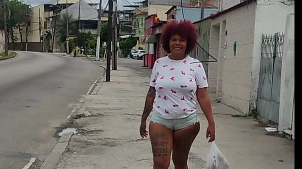 Se exibindo feliz pois o amante vai visitar mais tarde