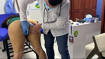 El médico ortopedista examinó al paciente en los lugares equivocados