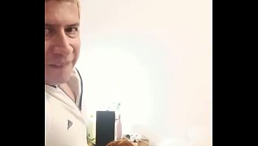 Mama cachonda le da unas buenas mamadas al amigo de su hijastro por miron