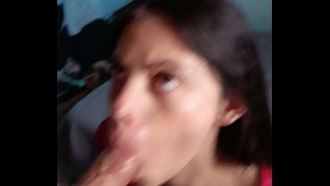 Vecina Infiel - Vecina me convence de una mamada matutina mientras su marido está trabajando