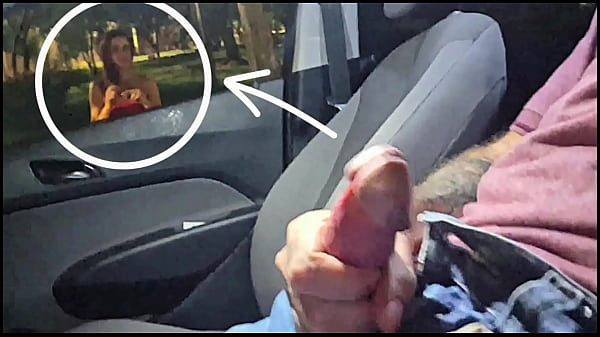 Masturbaçao arriscada em público para ruiva no ponto de ônibus!