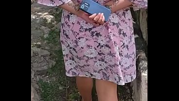 Enseñando mis nalguitas en un parque