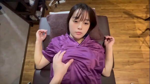彼氏いるのに目の前にあるチンコの臭いが好きで、陸上部の人の身体を整体中に汗臭いちんこをしゃぶってしまう変態女性整体師。