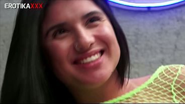 Gatinha gaúcha Yasmin Muller sorrindo e fazendo anal - Trecho do filme Gang Bang EROTIKAXXX - Completo no RED
