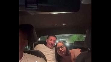 Corno pediu pro Uber foder o cuzinho da esposa gostosa no carro