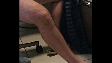 Vem sentar na minha pica grossa enquanto eu trabalho! (HOME FODICE)