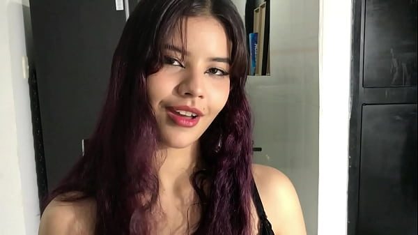 ¡Sorprendí a mi hermanastra con mi polla!