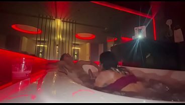 UNA NOCHE DE JACUZZI CON LA COLOMBIANA