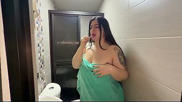 Un accidente en el baño que nadie esperaba, mi cuñada tiene el culo muy estrecho.