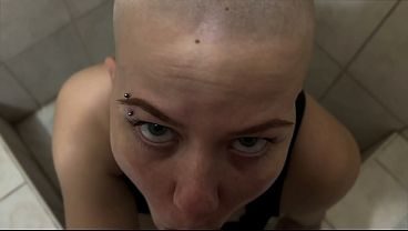 I blow any dick in the club party restroom