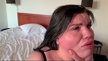 gorda desesperada sumisa y cachonda es abofeteada y golpeada duro hasta llegar al orgasmo por un joven salvaje de polla grande