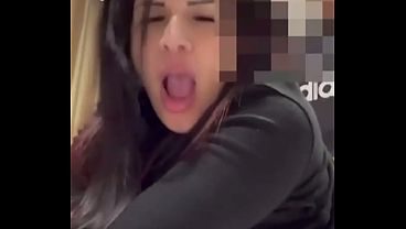A mi madrastra madura le gusta que la tome del cuello cuando la penetro