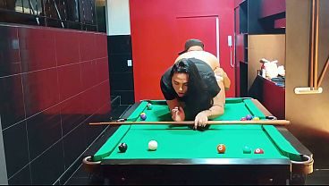 Jogando sinuca no motel com a Transex gostosa do sul