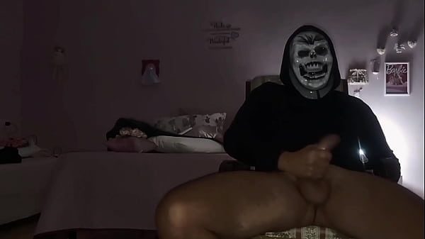 HALLOWEEN | SEGA E PERVERSIONE CON UN CAZZO ENORME NELLA CAMERA DA LETTO DELLA MATRIGNA - FIGLIASTRO SPIA LA MATRIGNA IN DOCCIA E SI ECCITA (SI SEGA E SBORRA FORTE IN MASCHERA)
