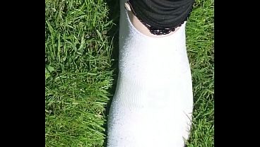 Weiße Socken auf dem Gartenrasen