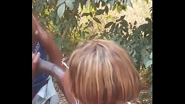 Eu a passear no caminho do mato encontrei um jovem pau enorme me fodeu nos capim