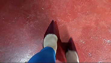 la sexy Thalía love  en tacones aguja