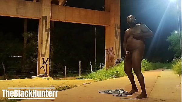 Pelado na ciclovia de noite