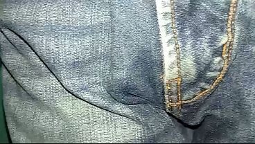 Pañal orinado con jeans puesto