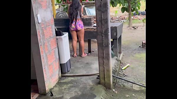 campesina traviesa pide ayuda a cambio de tragarse la lechita