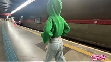 QUE SAFADA VIU O VOLUME MARCANDO E MAMOU DENTRO DA ESTAÇÃO DE METRO