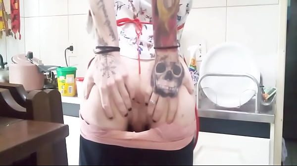 Sissy Mavka - dona de casa trans brincando na cozinha