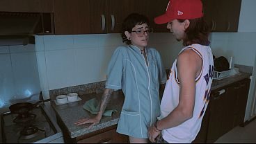 La chica de limpieza es una puta total