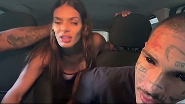 Quem é que não gosta de fazer um sexo gostoso no carro ainda mais entre amigos