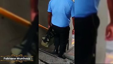 Baixinho segue o motorista de ônibus até o parque e da pra ele