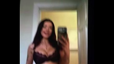 Solo brunette lingere