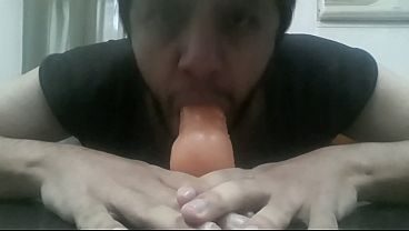 Chupando el juguete de mami 26