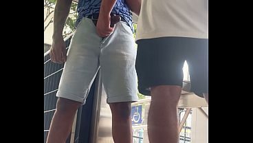 Exibindo minha rola na catraca da estação