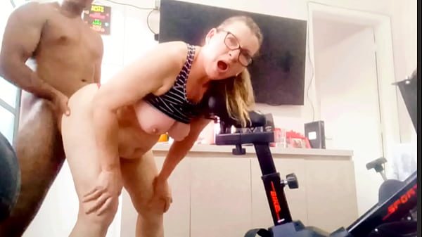 Sogra fazendo aeróbico só de calcinha e o genro não perdeu tempo