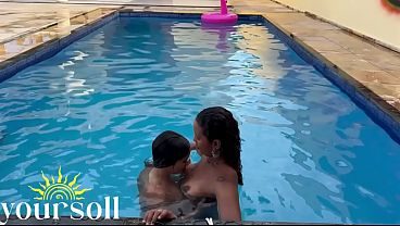 tomando banho de piscina pelada com minha melhor amiga branquinha