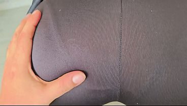 El instructor me puso a hacer ejercicio sobre su polla