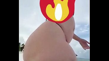 Rabuda na praia provocando