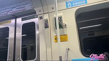 ELA NÃO AGUENTO VER O VOLUME MARCANDO E ME MAMOU DENTRO DO METRO DE SAO PAULO