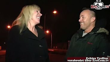 Deutsche Blonde Hausfrau angeflirtet auf der Straße und gefickt