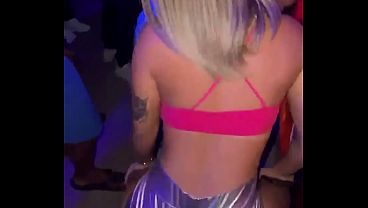 gostosa dançando funk de shortinho