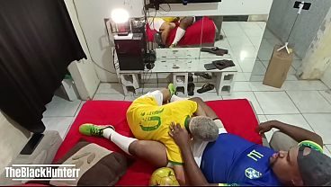 depois do jogo, levei meu amigo twink para casa e botei para mamar