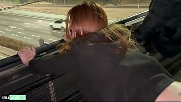 Bella Ruiva dando para três desconhecidos na ponte 23 de maio e o corno filmando