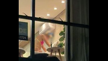 MARIDO CHEGOU MAIS CEDO E VIU A ESPOSA PELA JANELA